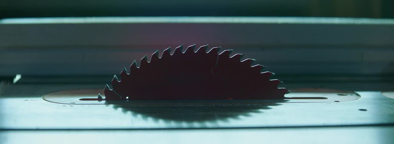 A table saw with the saw blade not moving
