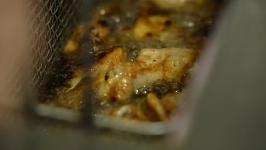 Meat bubbles in a fryer basket