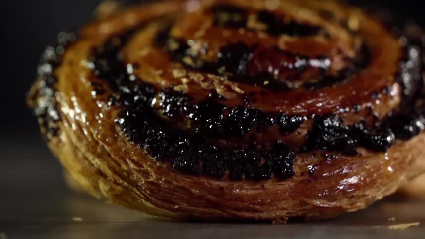 Close up of a cinnamon bun