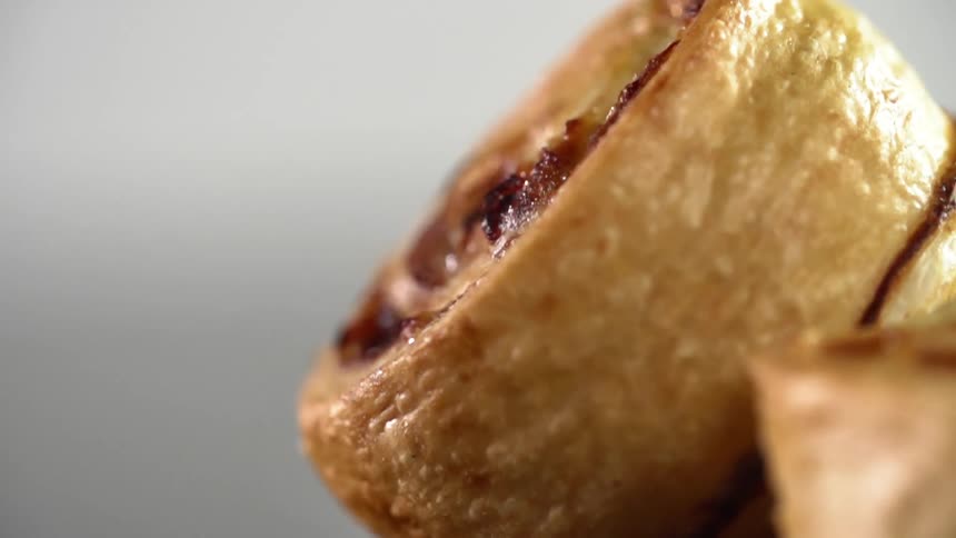 Round puff pastry filled with jam