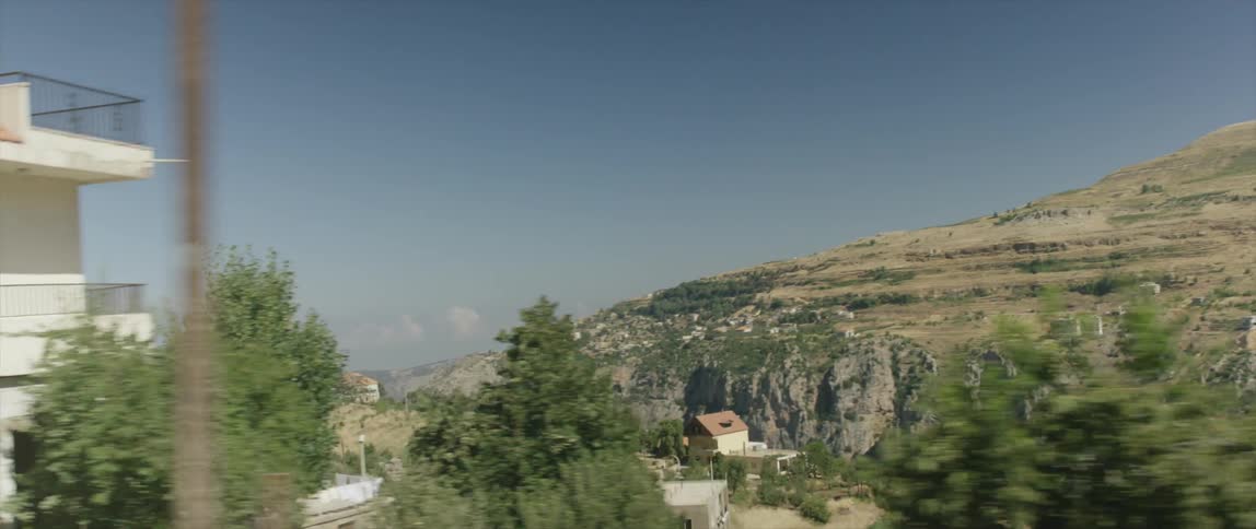 A town sits on the edge of a cliff on a sunny day