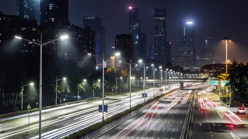 Time lapse of cars driving down a freeway in a city