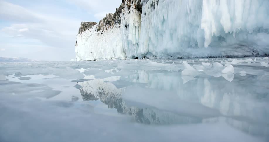 The large ice wall lines the ocean
