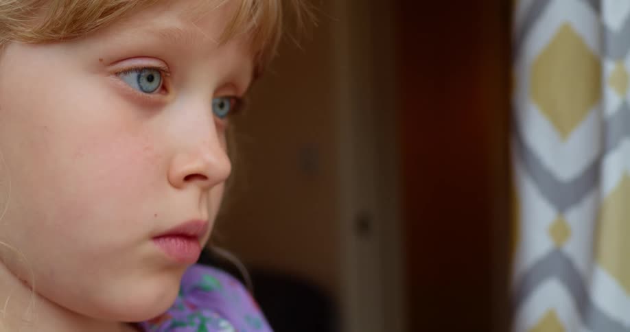 Close up of a girls face with hazel eyes and blonde hair