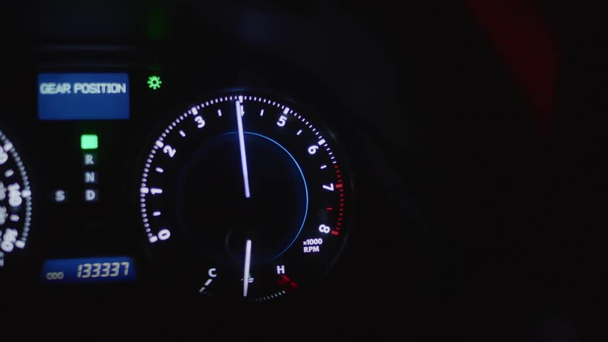Analogue tachometer shows the rotation speed