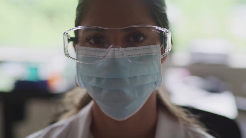 A nurse with goggles and amask on