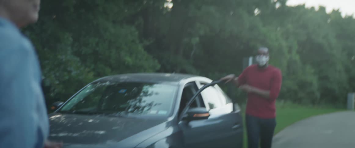 Man stops his car to help a woman whose vehicle broken at the side of the road
