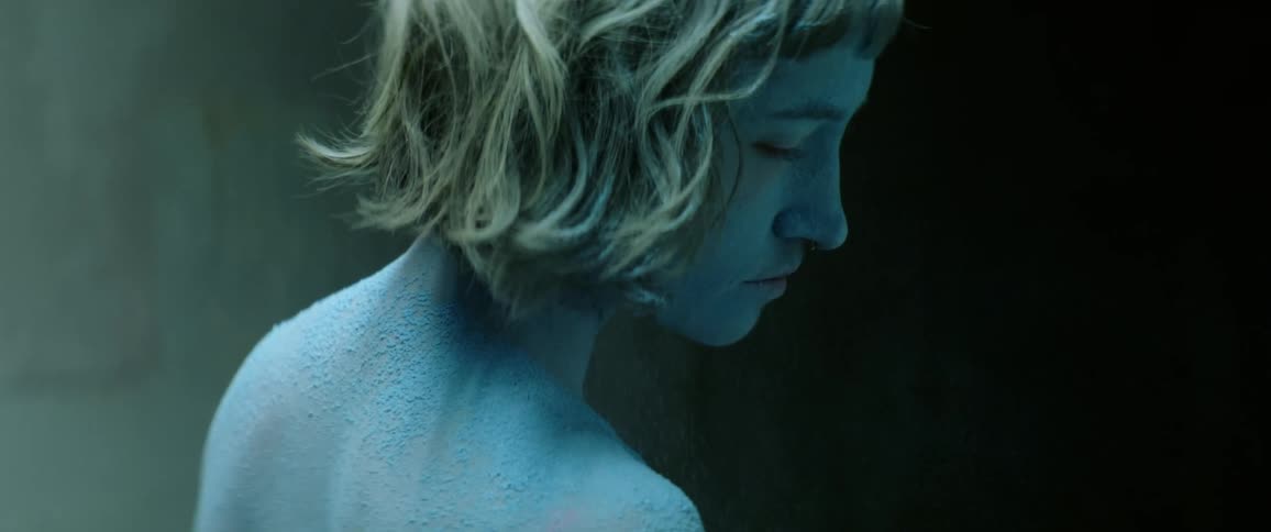 A woman covered with blue and pink powder