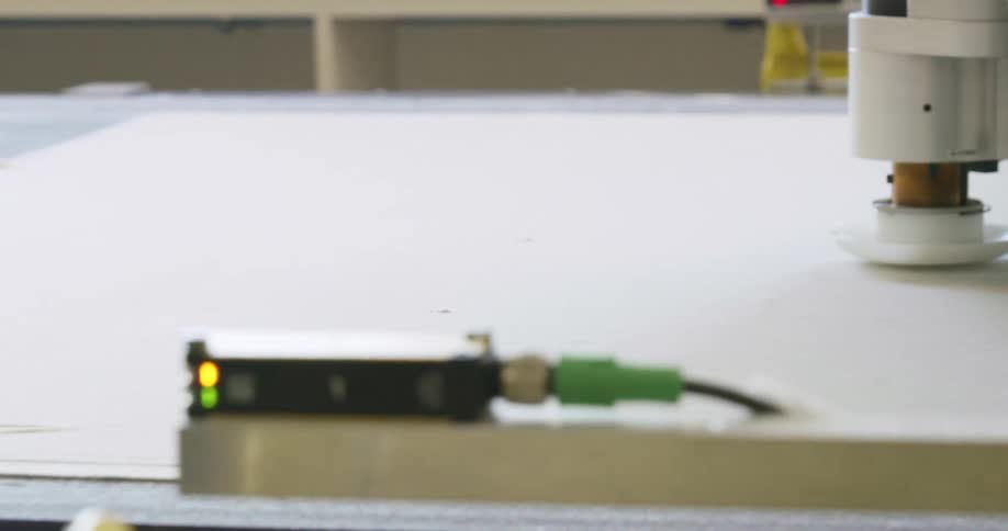 Automatic machine works on the surface of a workbench
