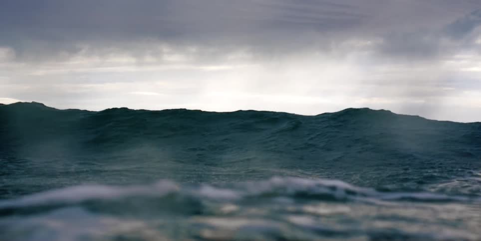 Waves are moving fast in the ocean