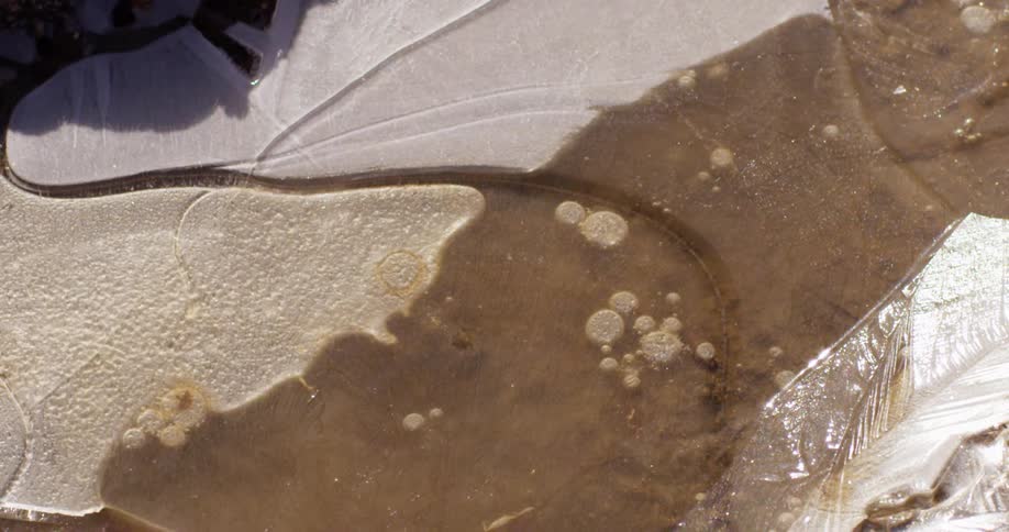 Ice cracking and breaking