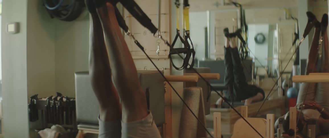 Man lays on an exercise machine raising his legs