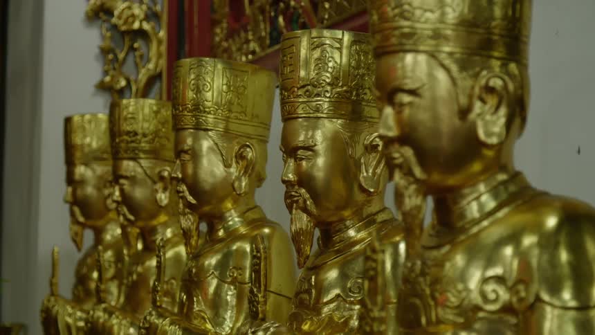 Close up of asian golden statues in a temple
