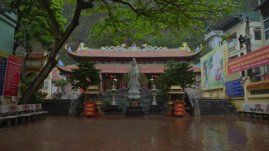 A sculpture in the courtyard of a temple during the day