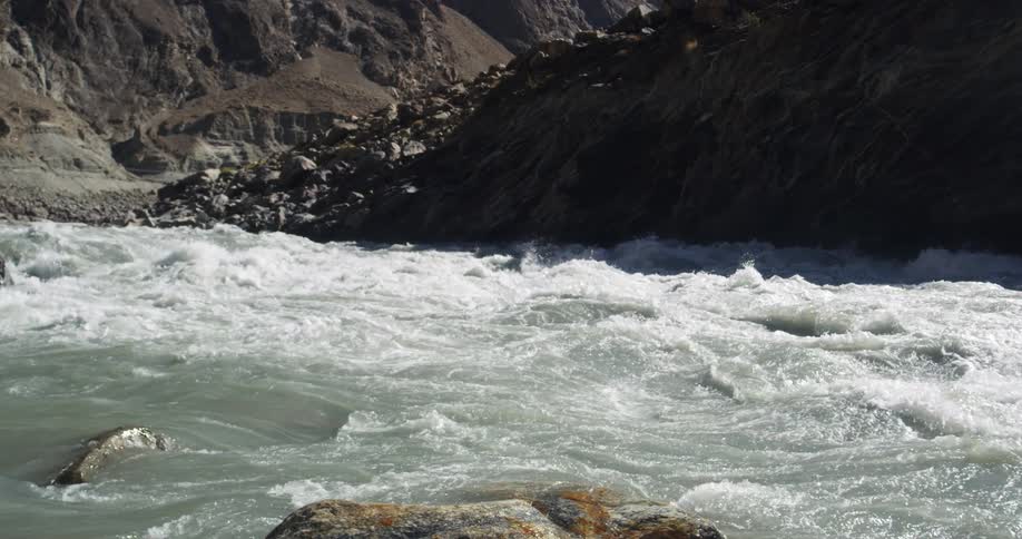 A river is moving fast in the rapids