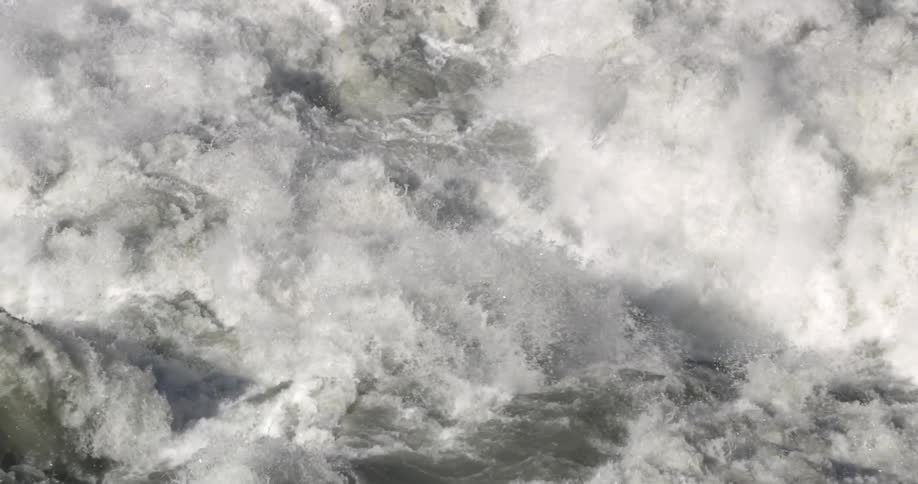 Waves are moving fast in the ocean