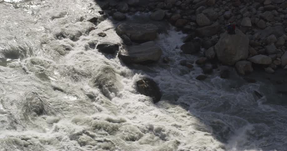 A river is flowing against the rocks