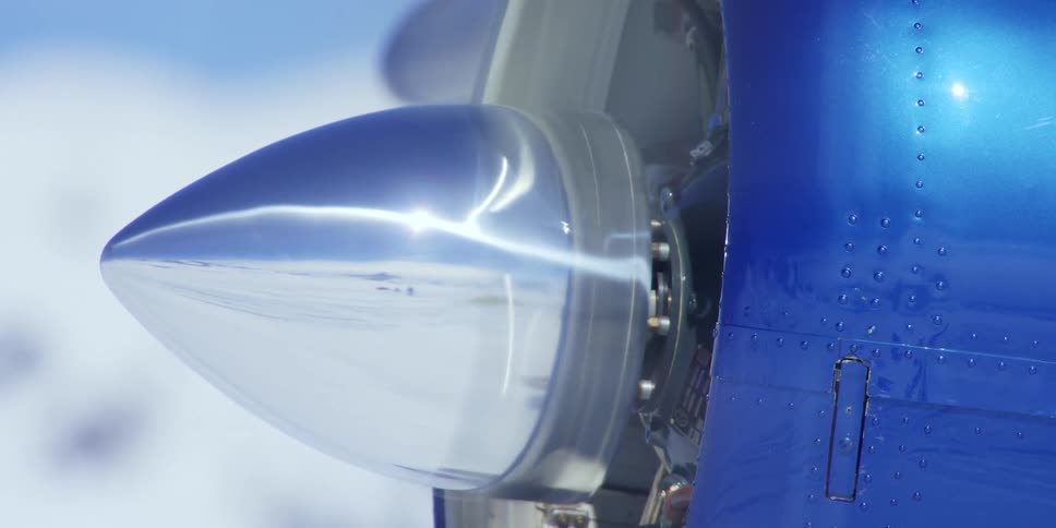 Airplane propellor spinning