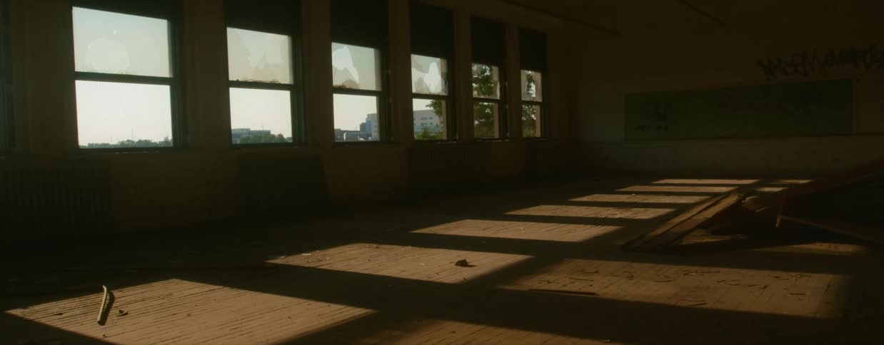 An empty room with windows in the daytime