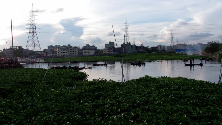 A view of a lake near a city in the middle of the day
