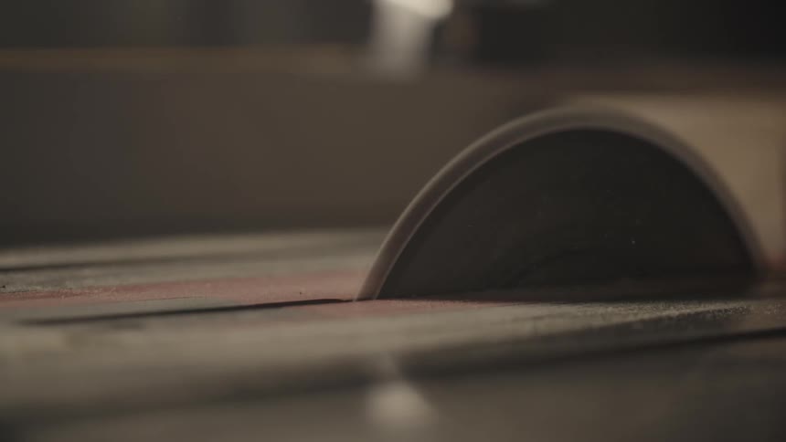 Close up of a table saw spinning