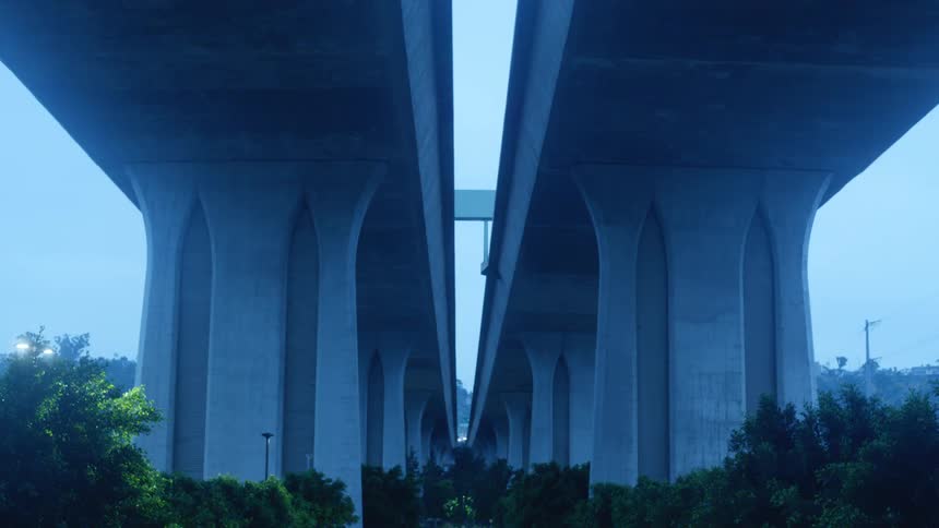 A large bridge in a city