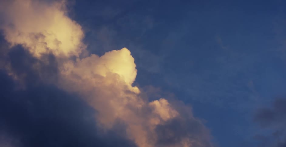 Clouds are displayed when the sun is settting