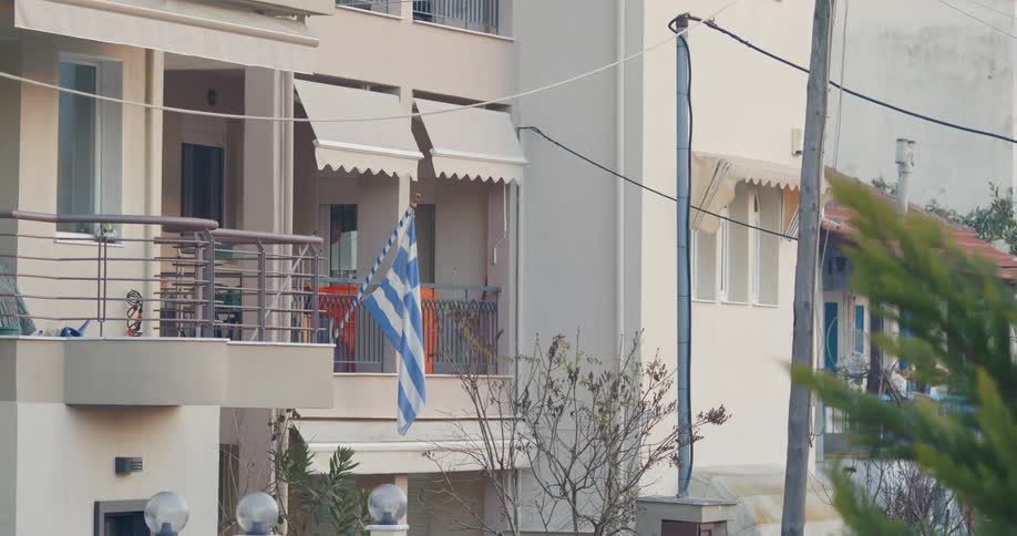 An apartment building in the daytime