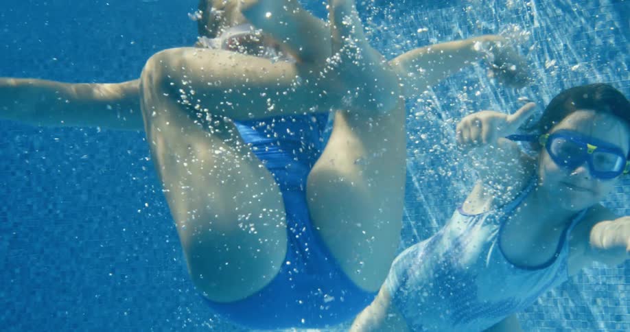 Children are swimming in the pool