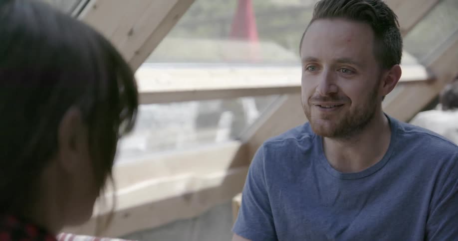 A man and woman chat in a restaurant