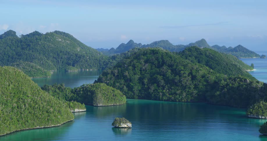 Ocean water rippling around tropical islands in the daytime