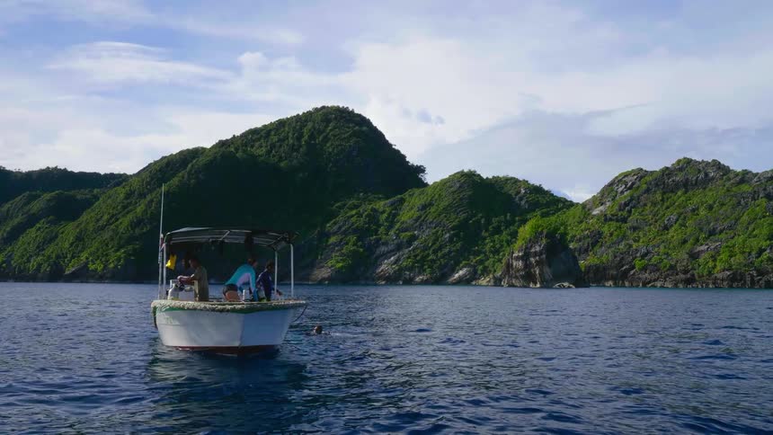 People are sitting on a boat on the lake