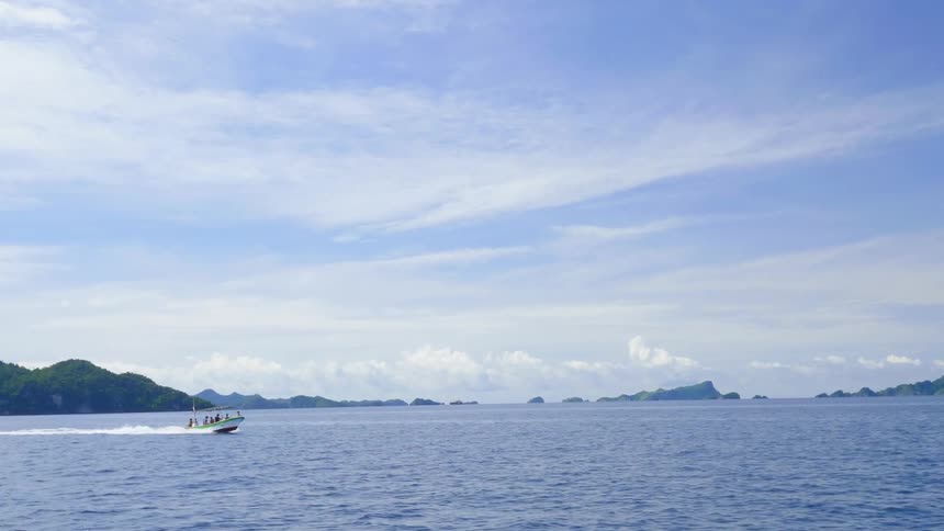 People are riding on a boat in the middle of the lake