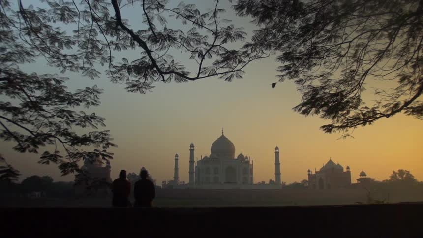 Landscape view of the taj mahal in india at sunset