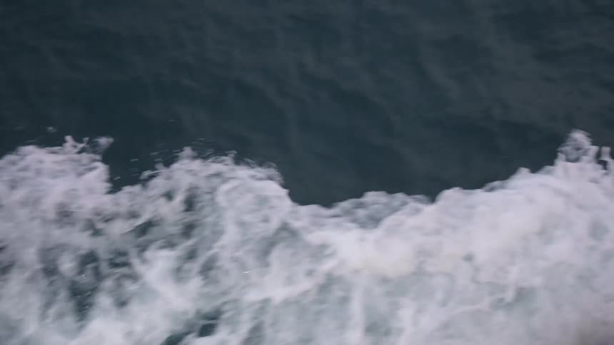 Water waves are moving in the ocean
