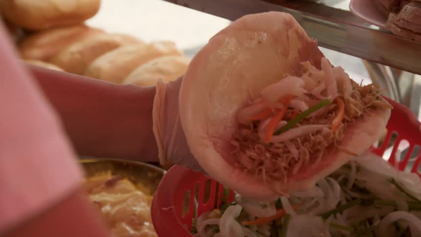 Preparing a pita sandwich