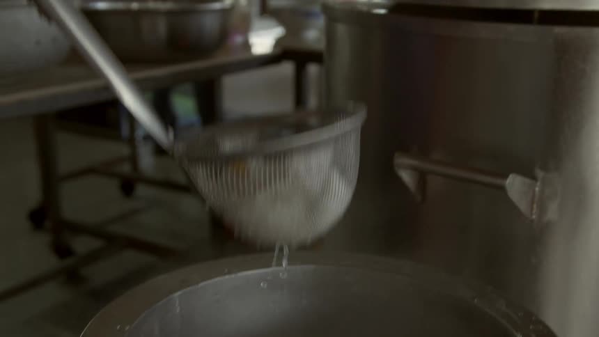 Drip-drying a scoop of noodles