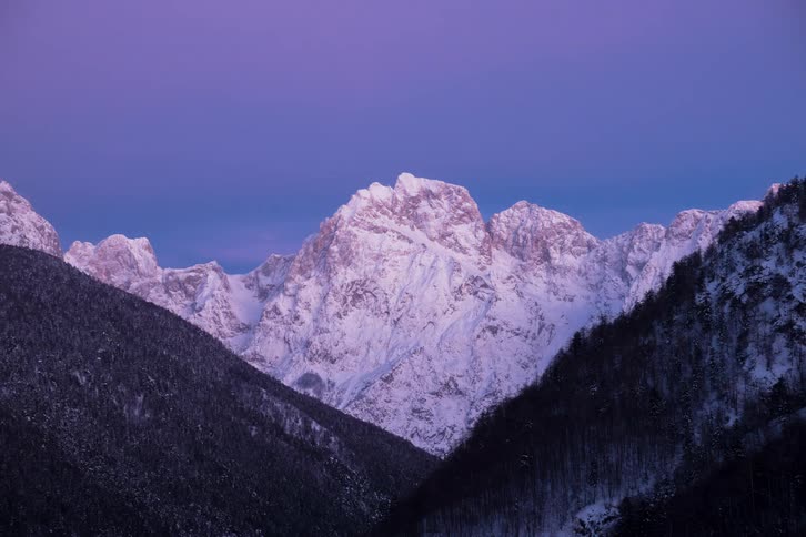 Mountains with the sun sped up for sunrise full sun and sun setting
