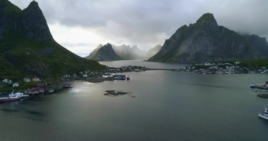 Boats and small buildings line the coasts of islands in the ocean