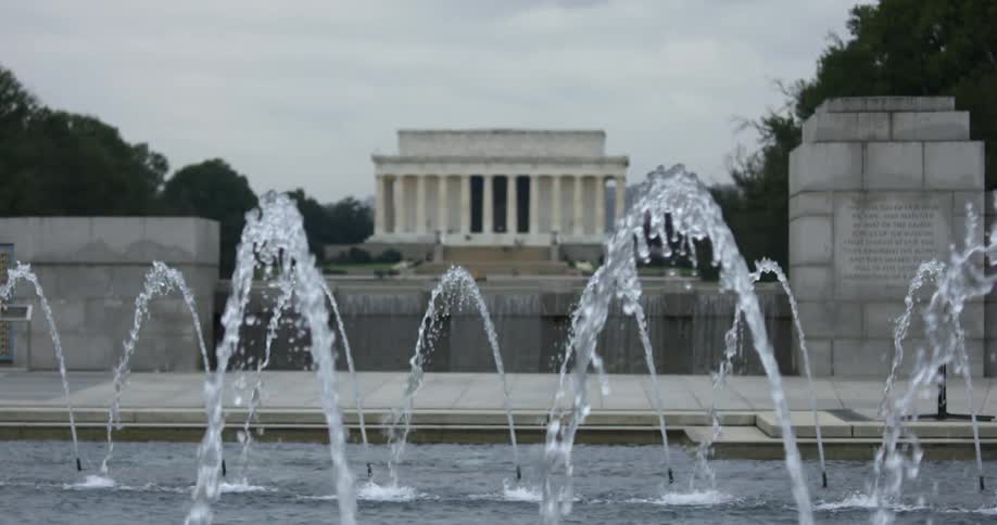 Fountain in front of the lincoln memorial in washington dc