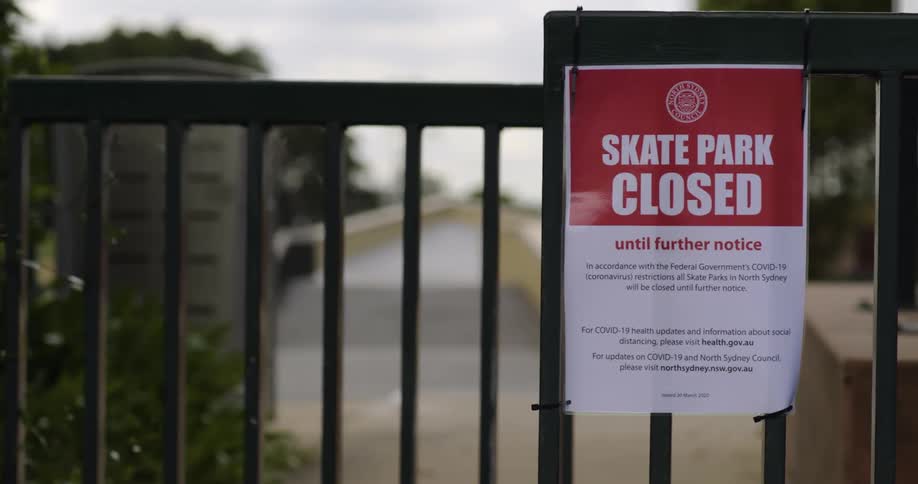 A closed posted sign on a gate at a skatepark