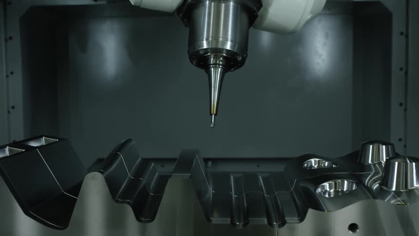 A conveyor belt runs under an injection molding machine
