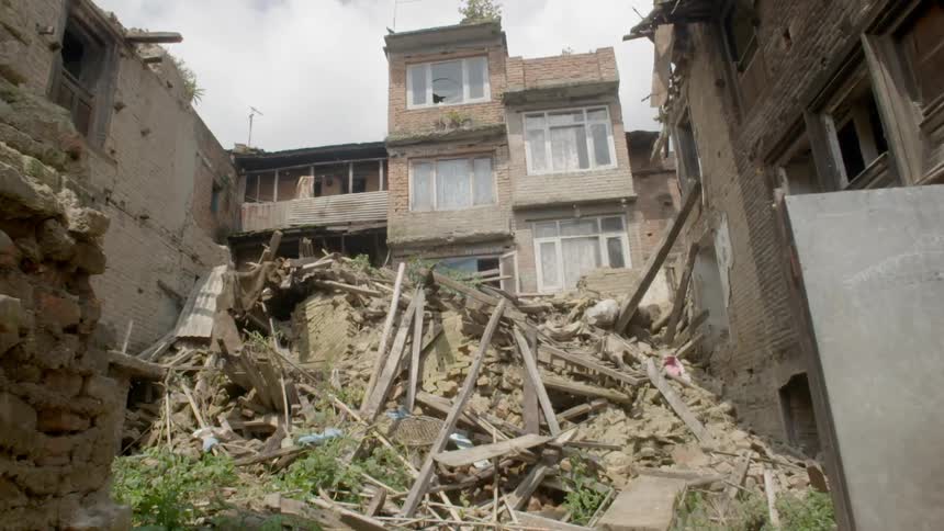 Pile of debris in the middle of a ruined city