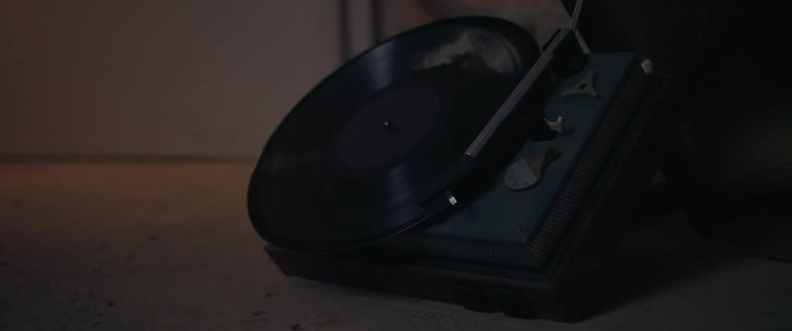 A close up of a old record player