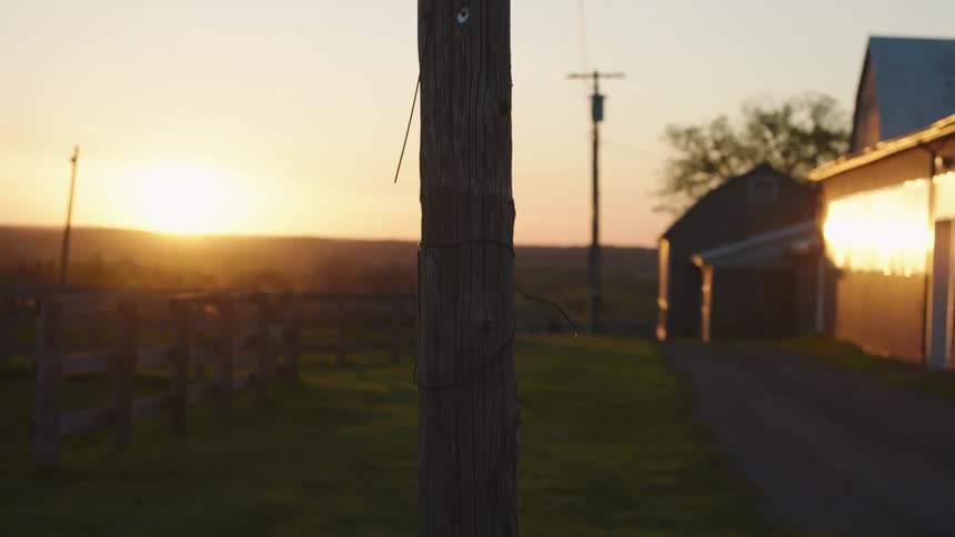 A pole next to a barnhouse
