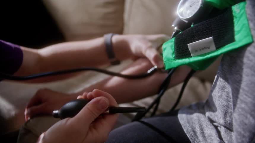 A nurse is assisting a patient in their home during the day
