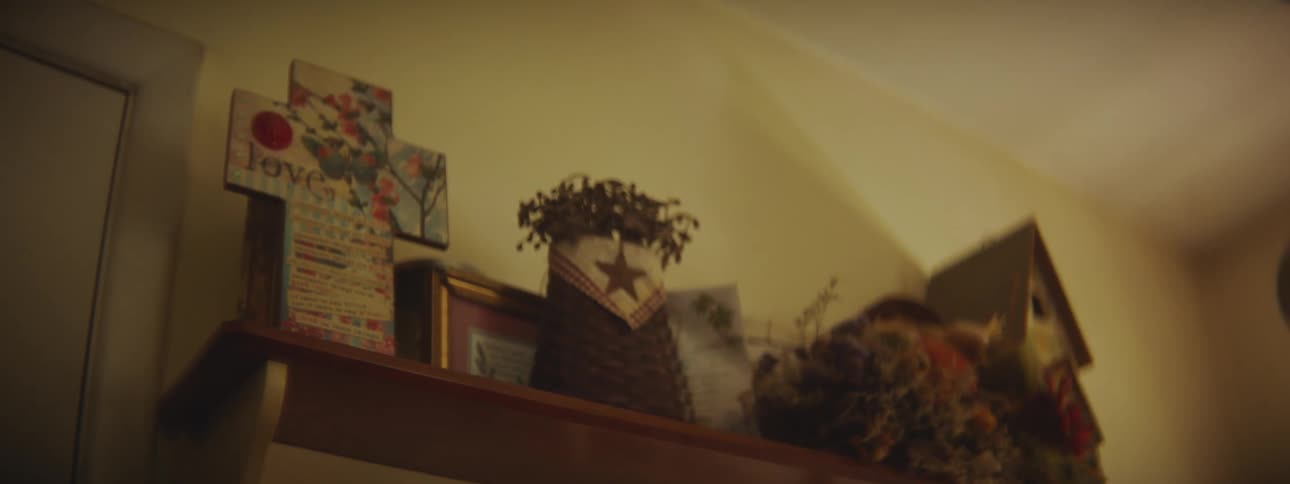 Decorations on a mantle in a home