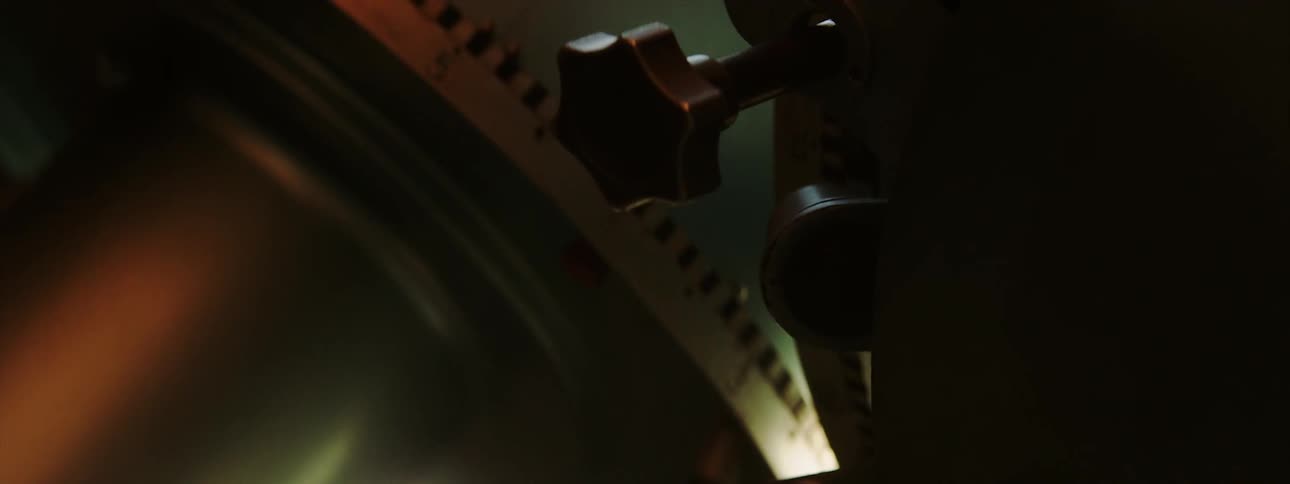 A knob on a larger while continues to rotate quickly within this particular mechanism