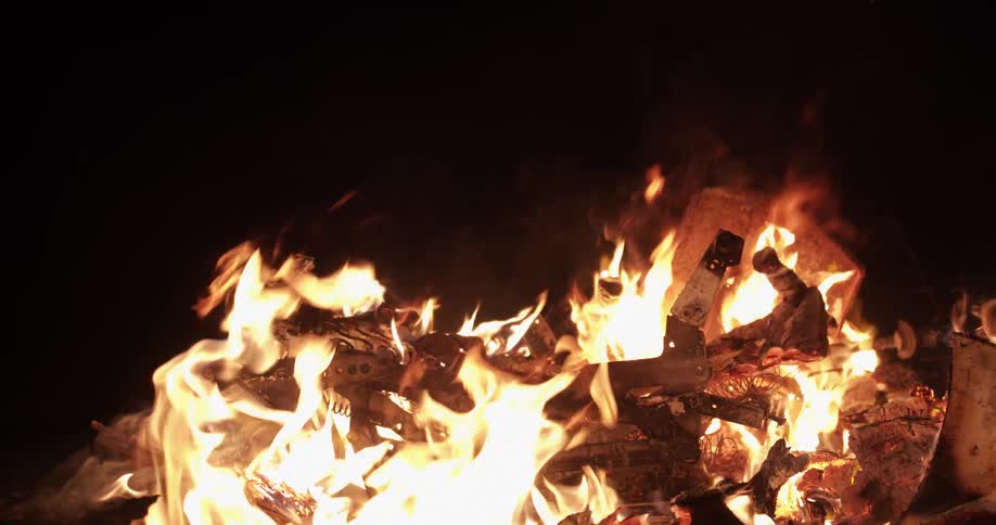 The campfire is burning at night