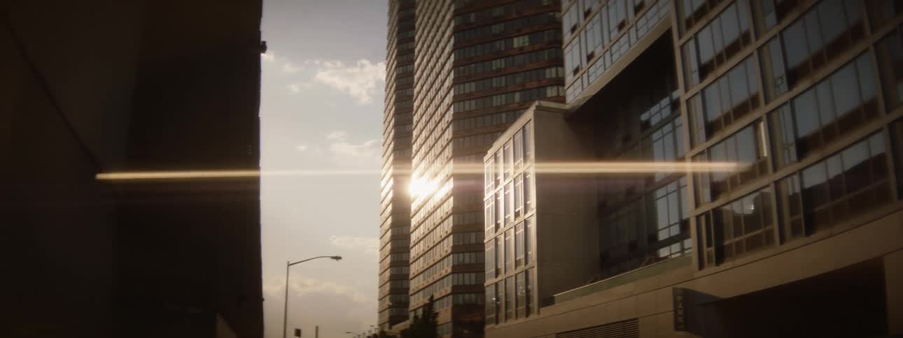 A view of buildings that are in a city